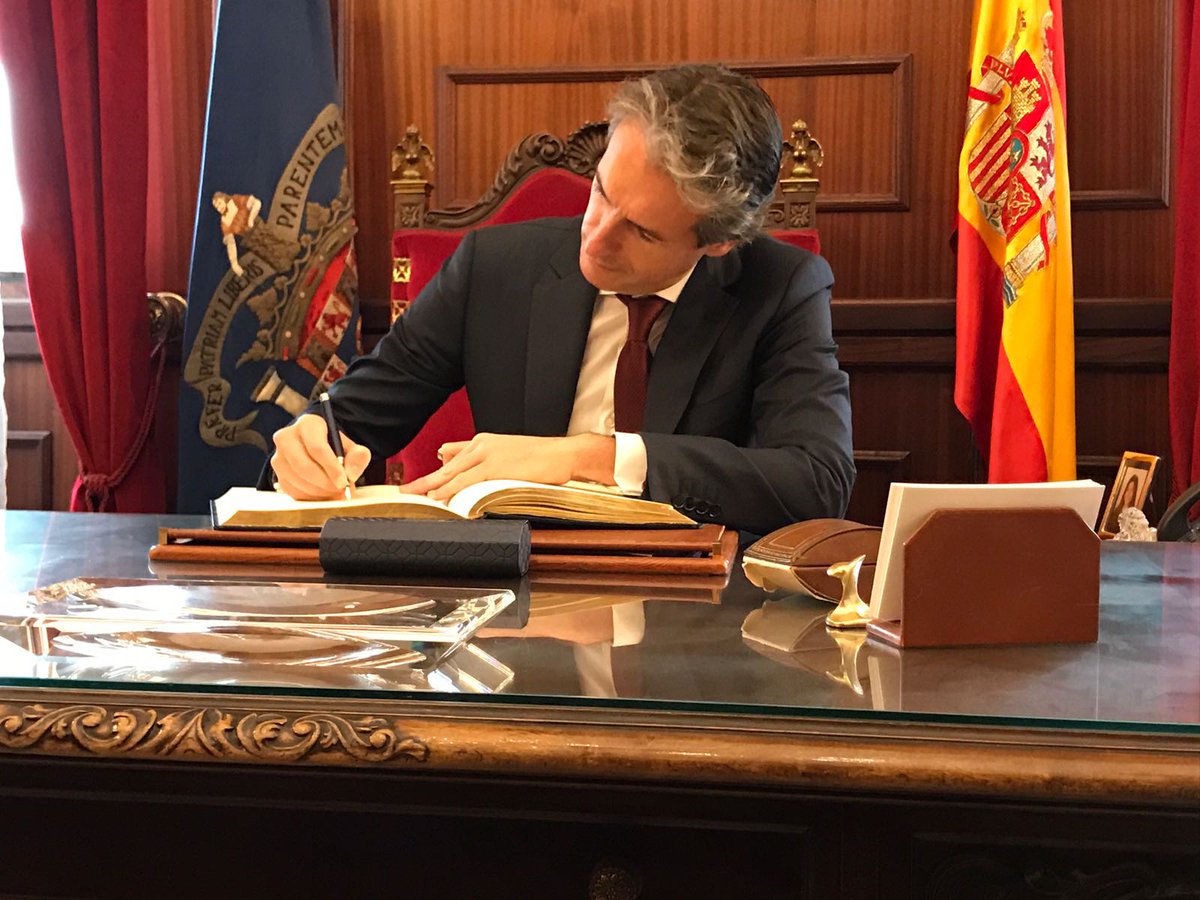 Íñigo de la Serna firma en el Libro de Oro de la Ciudad Autónoma