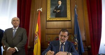 Mariano Rajoy firma en el libro de oro de la Ciudad Autónoma de Melilla.