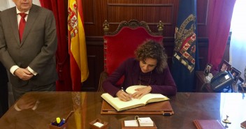Dolors Montserrat firma en el Libro de Honor de la Ciudad Autónoma de Melilla