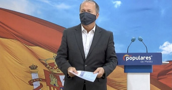 Agradece en su nombre y en el del Partido Popular, “la impagable labor de los profesionales que logran que sigamos en pie: sanitarios, socio-sanitarios, docentes, Fuerzas y Cuerpos de Seguridad del Estado, Policía Local y Fuerzas Armadas”.