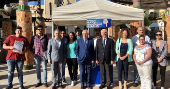 Juan José Imbroda y Manuel Altava acompañados de miembros del Gobierno visitan el Estand donde se encuentran los jóvenes de NNGG de Melilla recogiendo firmas a favor de la PPR. 