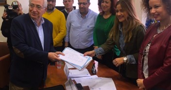 Momento de la entrega de avales de Juan José Imbroda para formalizar su pre candidatura a la presidencia del PP de Melilla.