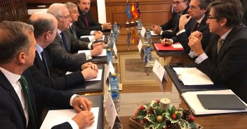 Reunión de trabajo del ministro de Fomento con el Presidente de la Ciudad Autónoma, Consejeros, Delegación del Gobierno y Autoridad Portuaria. 