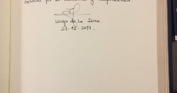 Firma del Ministro de Fomento Íñigo de la Serna en el Libro de Oro de la Ciudad Autónoma de Melilla.