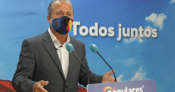 “Los dirigentes del PSOE deberían pedir explicaciones a Gloria Rojas por no defender a su compañera de partido, y recriminar su actitud a De Castro, al dejarla como una mentirosa”, considera.