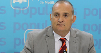 Javier Lence, considera “alucinante” que en “vez de quejarse la oposición de que el Estado invierte poco en Melilla, lo hagan de lo contrario, de invertir mucho. Este es el nivel y lo que tenemos en frente”.