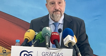 Quevedo destaca la “falta de mejoras sustanciales en el contrato marítimo, a pesar del considerable aumento de 8,5 millones de euros”.