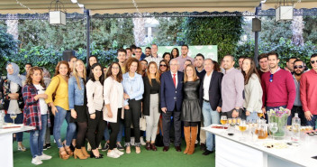 Foto de familia de Juan José Imbroda con la secretaria general de NNGG España y NNGG Melilla. 