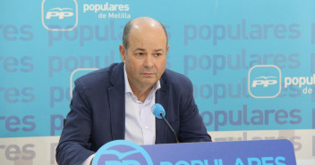 “El aumento del 75% de la bonificación al transporte aéreo para residentes está cada día más cerca. Se prevé que las conexiones aéreas con Sevilla, Granada y Almería, estén listas en el mes de octubre”