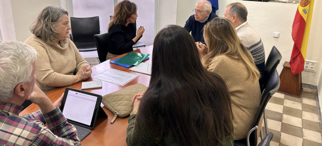 Reunión con miembros de la Asociación de Necesidades Educativas Especiales y su presidenta. 