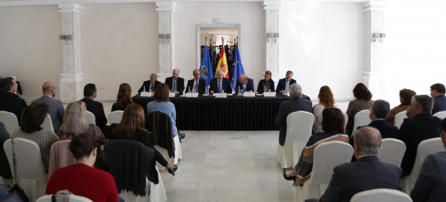 Juan José Imbroda en conferencia de prensa, acompañado de los miembros del Gobierno Local y la Administración General del Estado. 