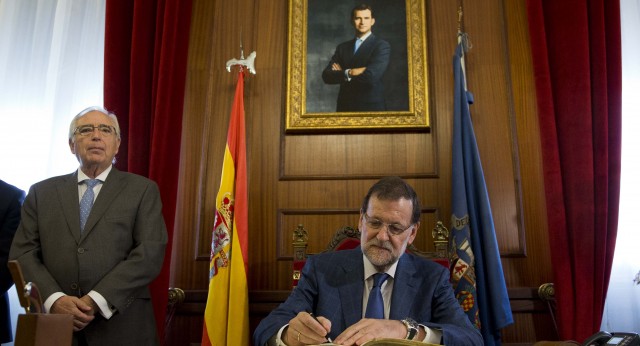 Mariano Rajoy firma en el libro de oro de la Ciudad Autónoma de Melilla.