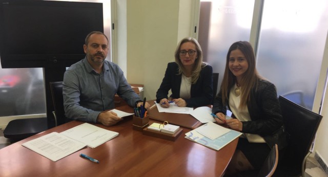 La Senadora Sofía Acedo y la Diputada Mª del Carmen Dueñas escuchan las propuestas de Guillermo Prada, de la Asociación Pro-Guradia Civil. 