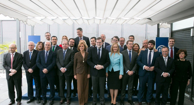 Foto de familia de todos los presidentes regionales del Partido Popular con Mariano Rajoy tras haber mantenido una reunión en la Sede Nacional.