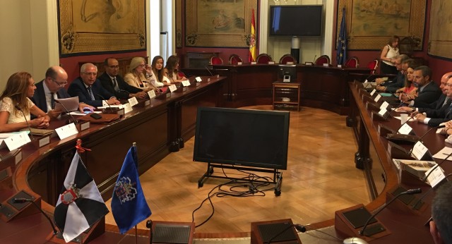 Los presidentes autonómicos, así como representantes de los dos Gobiernos de Ceuta y Melilla, abordan temas importantes donde figuran la financiación autonómica, el desarrollo del estatuto, el transporte con la península y el ámbito fronterizo.