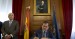 Mariano Rajoy firma en el libro de oro de la Ciudad Autónoma de Melilla.